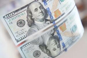 Українська валюта і далі дорожчає щодо долара