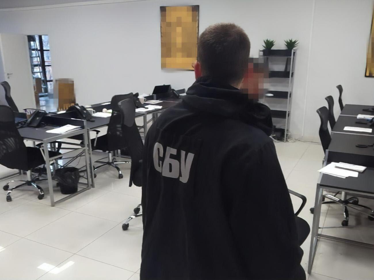 Під час обшуків у приміщеннях колцентрів правоохоронці вилучили електронні та паперові носії інформації