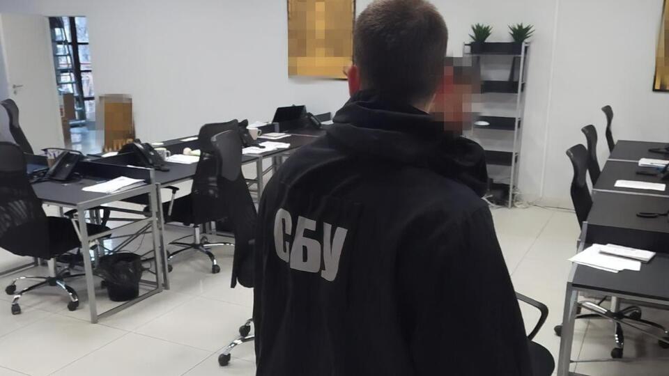 Під час обшуків у приміщеннях колцентрів правоохоронці вилучили електронні та паперові носії інформації
