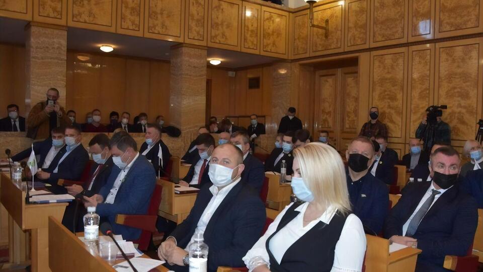 Изначально на сессию явились 62 депутата из 64