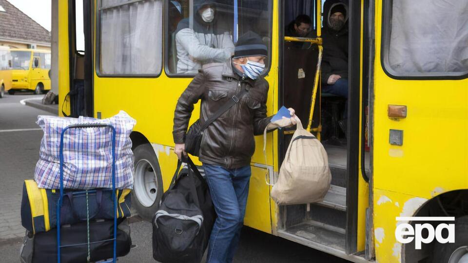 В Украине действуют ограничения "оранжевой зоны" карантина. В общественном транспорте пассажиры могут ездить только на сидячих местах