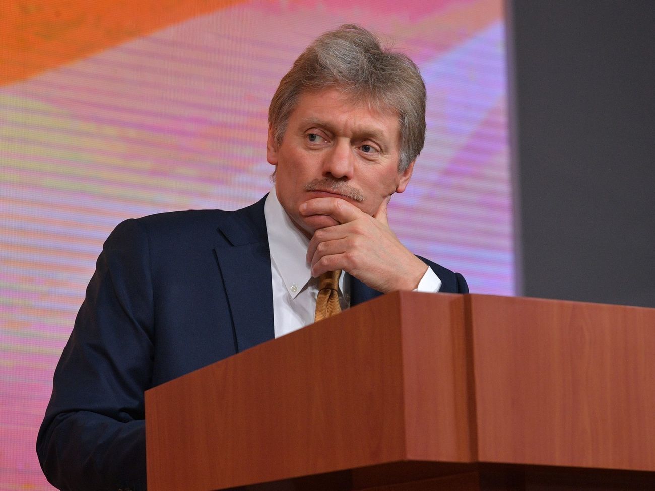 Песков утверждает, что авторы расследований занимаются "подгонкой" слухов