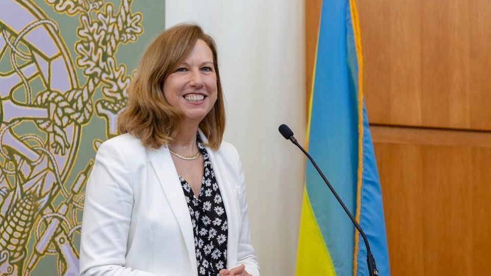 Квин: Мы поддерживаем официальную позицию Минздрава Украины об отказе от использования российской вакцины