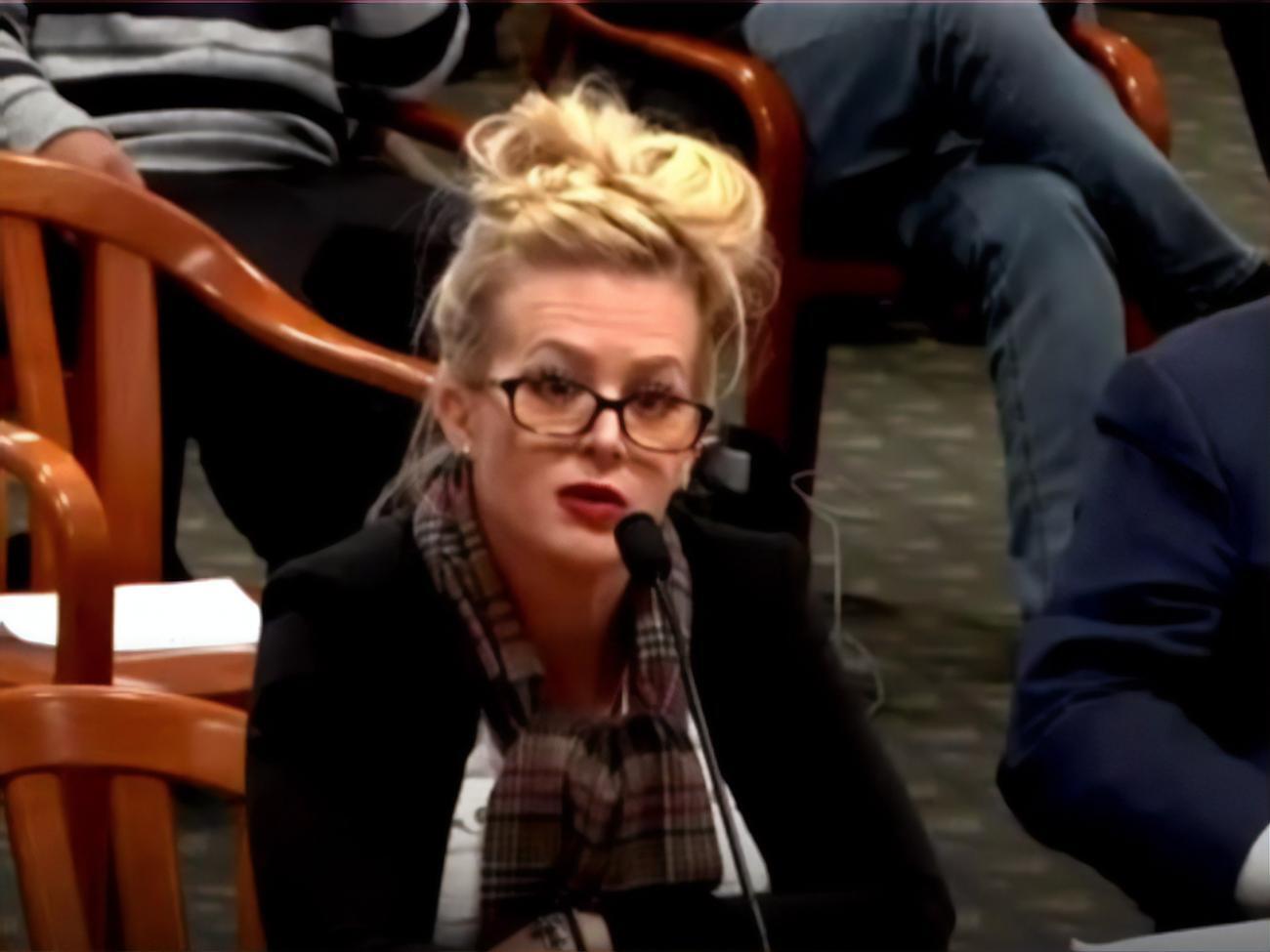 Поведение Кэрон на слушании вызвало резонанс