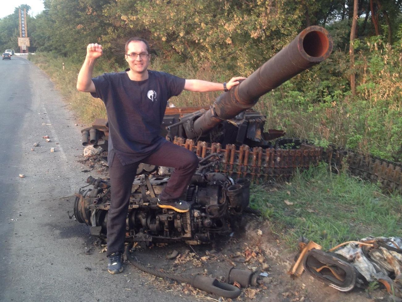 Бутусов на своей странице в Facebook регулярно публикует статьи о ситуации в ВСУ и боевых действиях на Донбассе