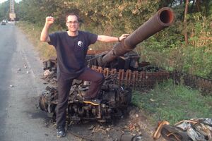 Бутусов на своей странице в Facebook регулярно публикует статьи о ситуации в ВСУ и боевых действиях на Донбассе