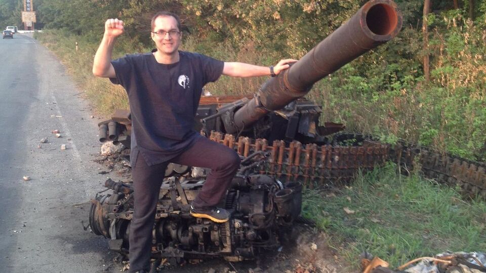 Бутусов на своей странице в Facebook регулярно публикует статьи о ситуации в ВСУ и боевых действиях на Донбассе