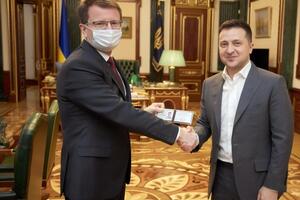 Полоскову (зліва) 52 роки, з 2011 року він був директором виноробної компанії "Шато Чизай"