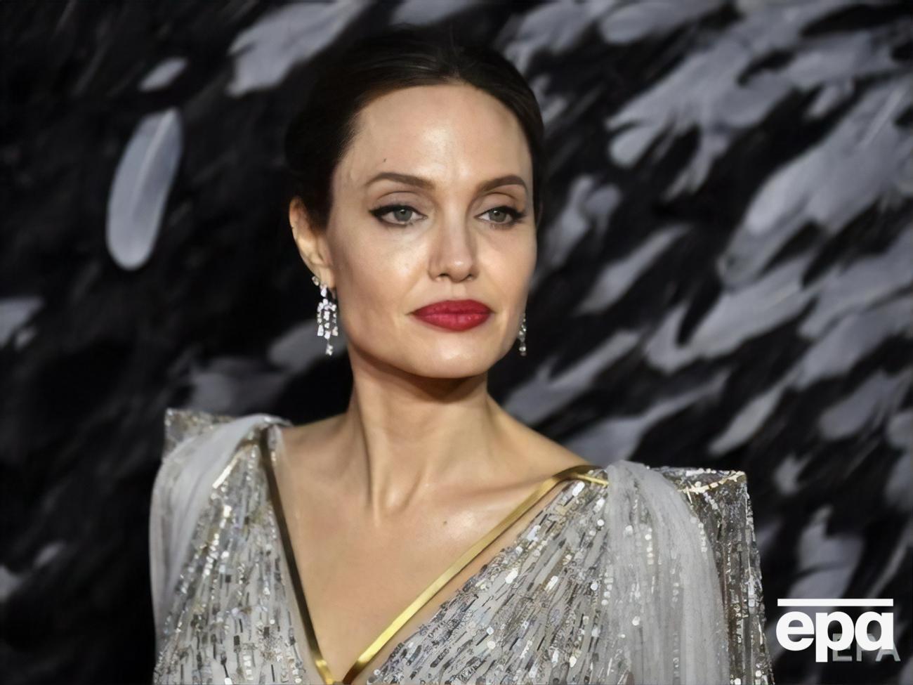 Джоли уделяет теме домашнего насилия особое внимание