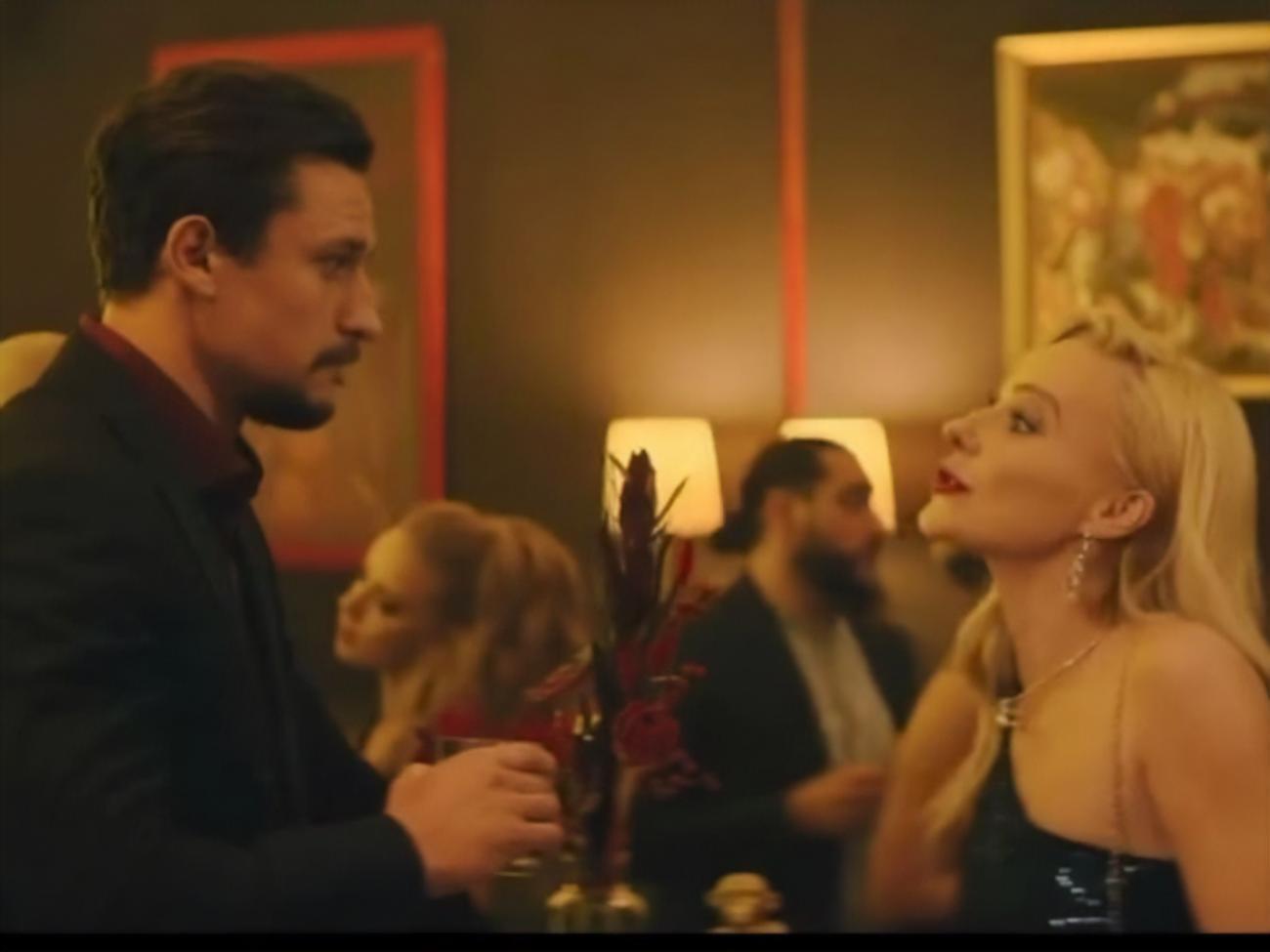 У кліпі гурту "Ленинград" героїня Трегубової боролася за увагу героя Цимбалюка