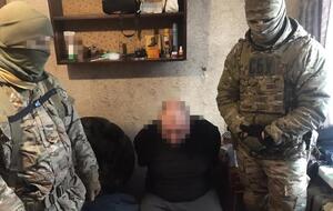 Під час обшуків за місцем проживання зловмисників правоохоронці вилучили вогнепальну зброю і боєприпаси