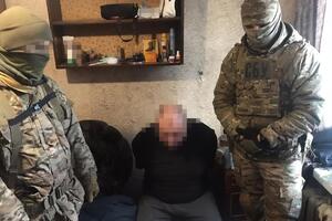 Під час обшуків за місцем проживання зловмисників правоохоронці вилучили вогнепальну зброю і боєприпаси