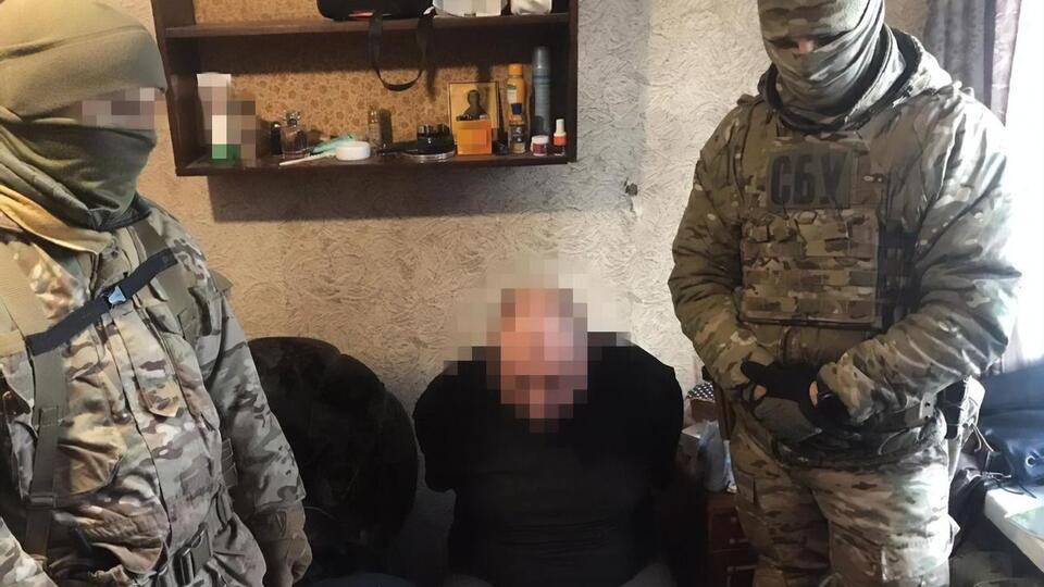 Під час обшуків за місцем проживання зловмисників правоохоронці вилучили вогнепальну зброю і боєприпаси