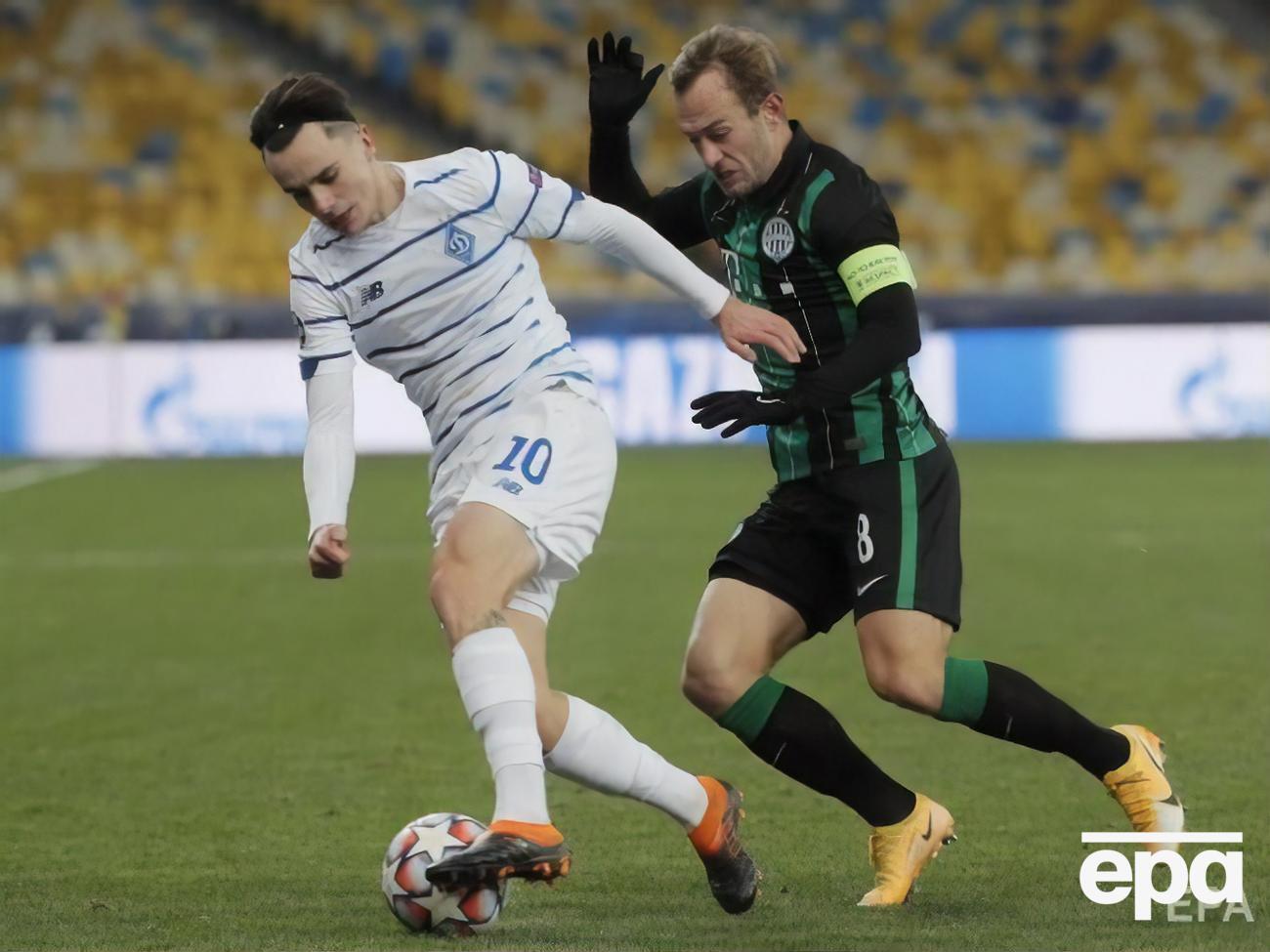 Украинская команда (ее игроки в белой форме) забила во втором тайме