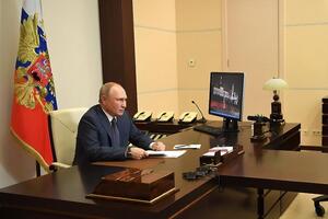 Журналісти вважають, що опубліковані на сайті Кремля фото Путіна з кабінету в Підмосков'ї насправді зроблено в Сочі