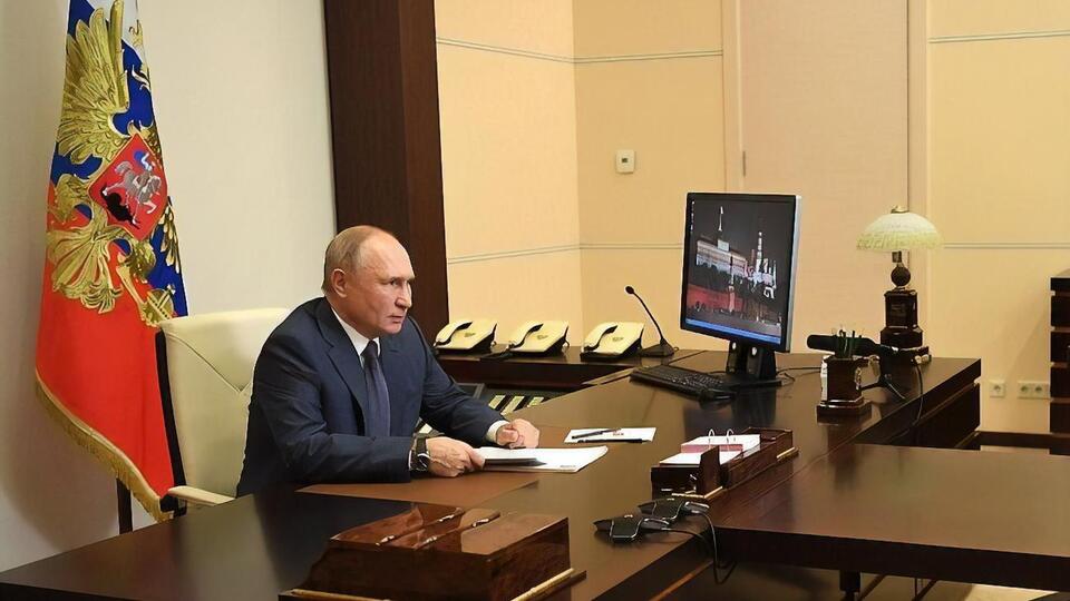 Журналісти вважають, що опубліковані на сайті Кремля фото Путіна з кабінету в Підмосков'ї насправді зроблено в Сочі