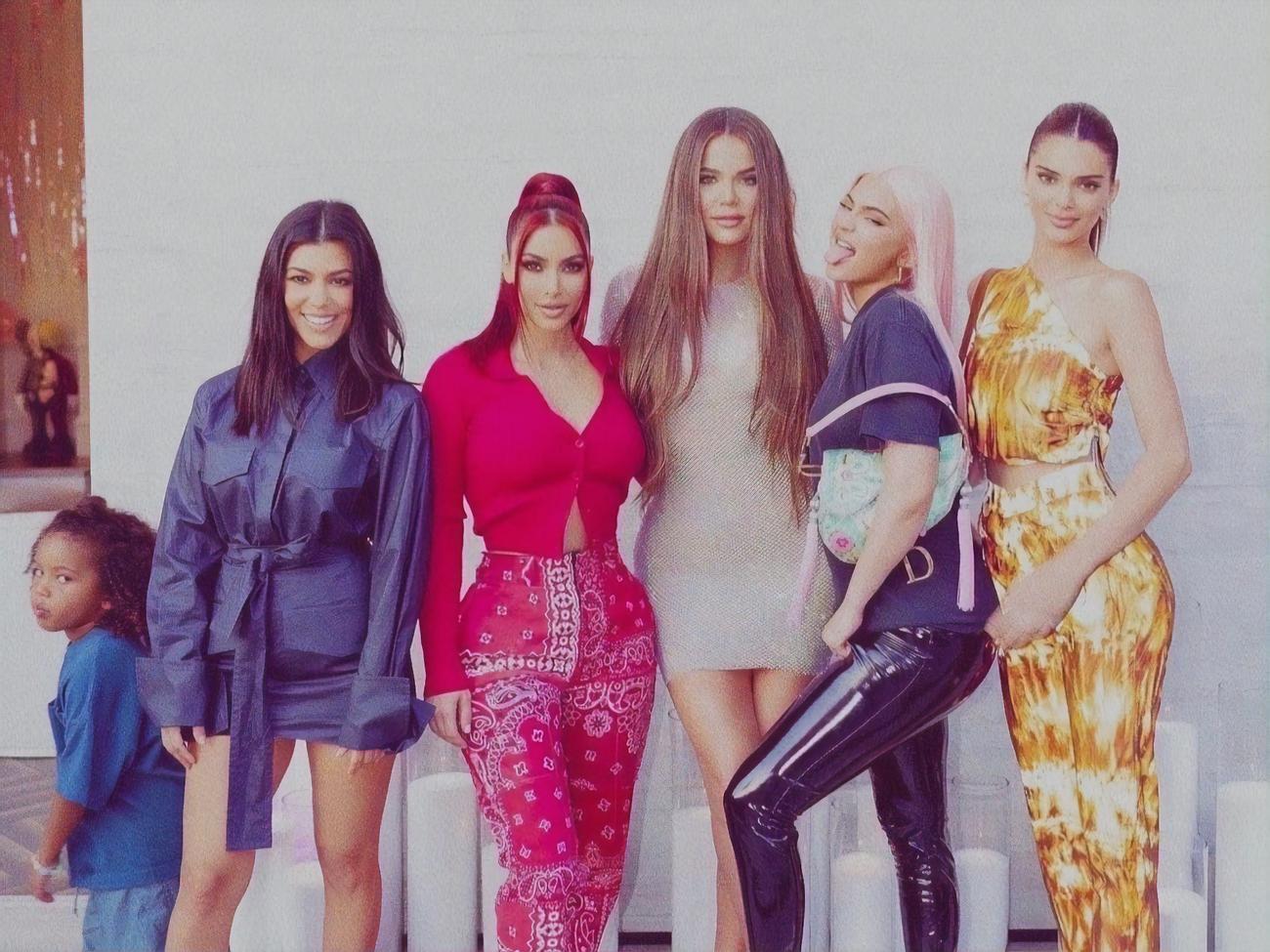 Хлои Кардашян (в центре) вместе с сестрами приняли решение отказаться от вечеринки на Рождество