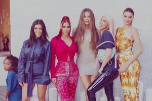 Хлои Кардашян (в центре) вместе с сестрами приняли решение отказаться от вечеринки на Рождество