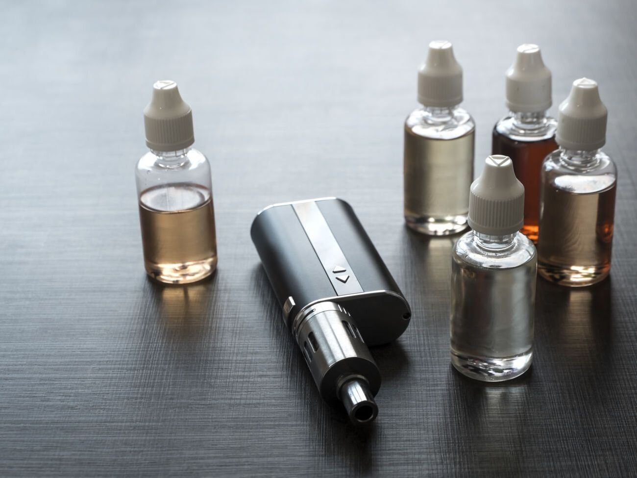 Минфин и ГНС обещали индустрии возможность в течение 2021 года реализовать произведенную или импортируемую в 2020-м продукцию, отмечает издание