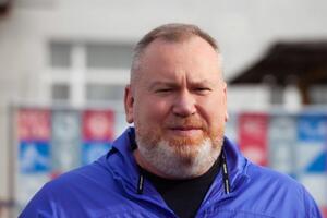 Резніченко народився 1972 року у Дніпропетровську