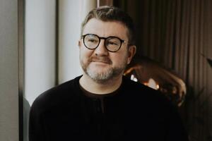 Борисов: В праздники люди сидят дома или ходят друг к другу в гости и едят самостоятельно приготовленный салат "Оливье"