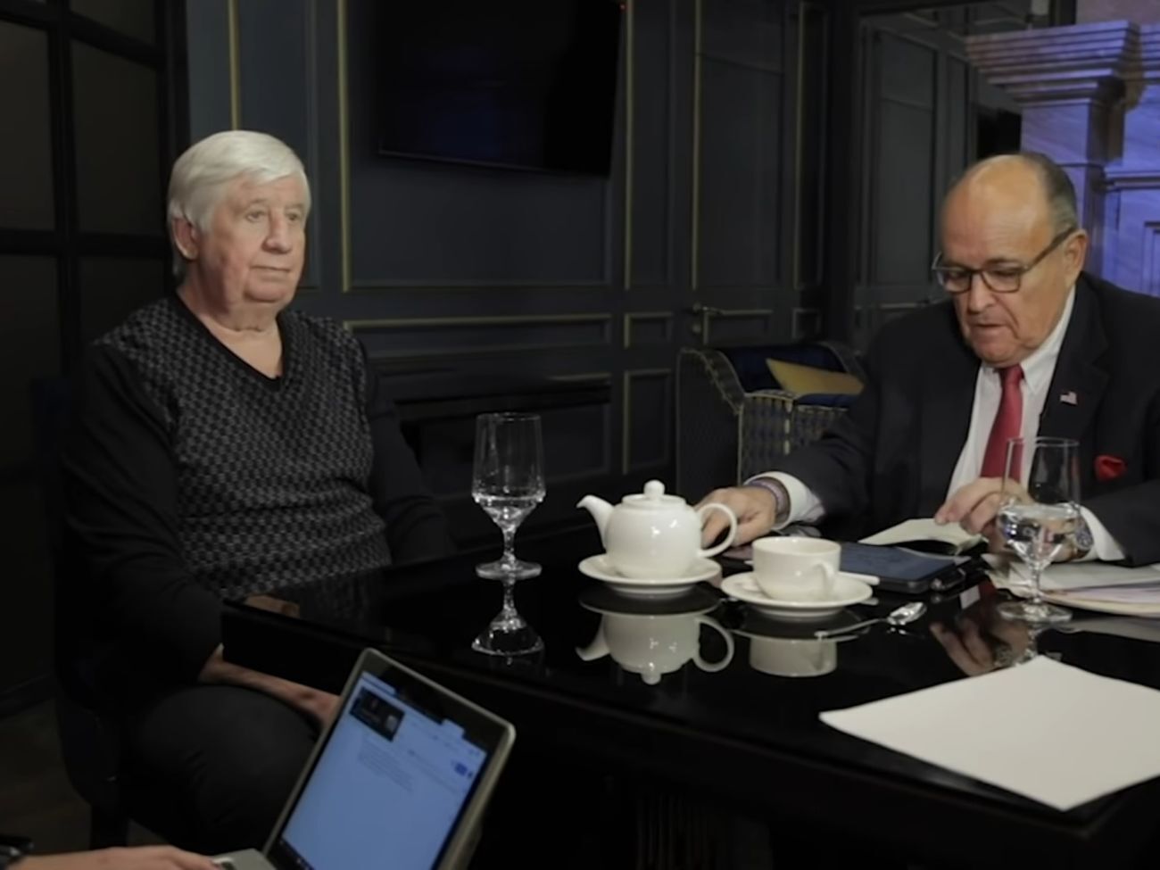 Джулиани во время интервью показал справку о том, что Шокин был отравлен ртутью в 2019 году