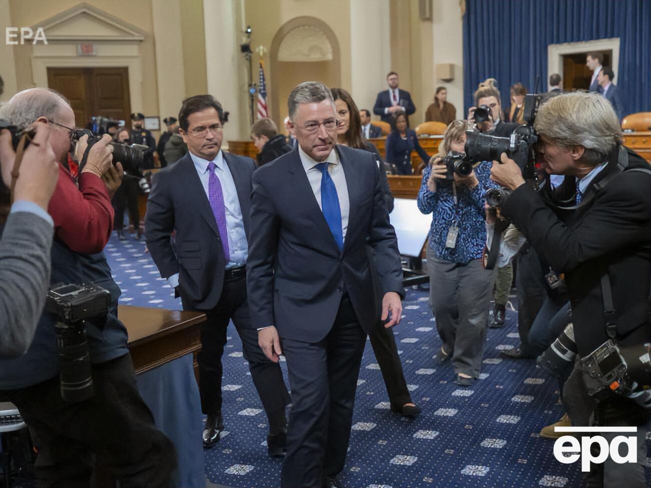 Волкер (у центрі) пішов у відставку на тлі скандалу з початком процедури імпічменту президента США