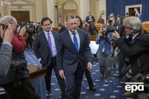 Волкер (у центрі) пішов у відставку на тлі скандалу з початком процедури імпічменту президента США