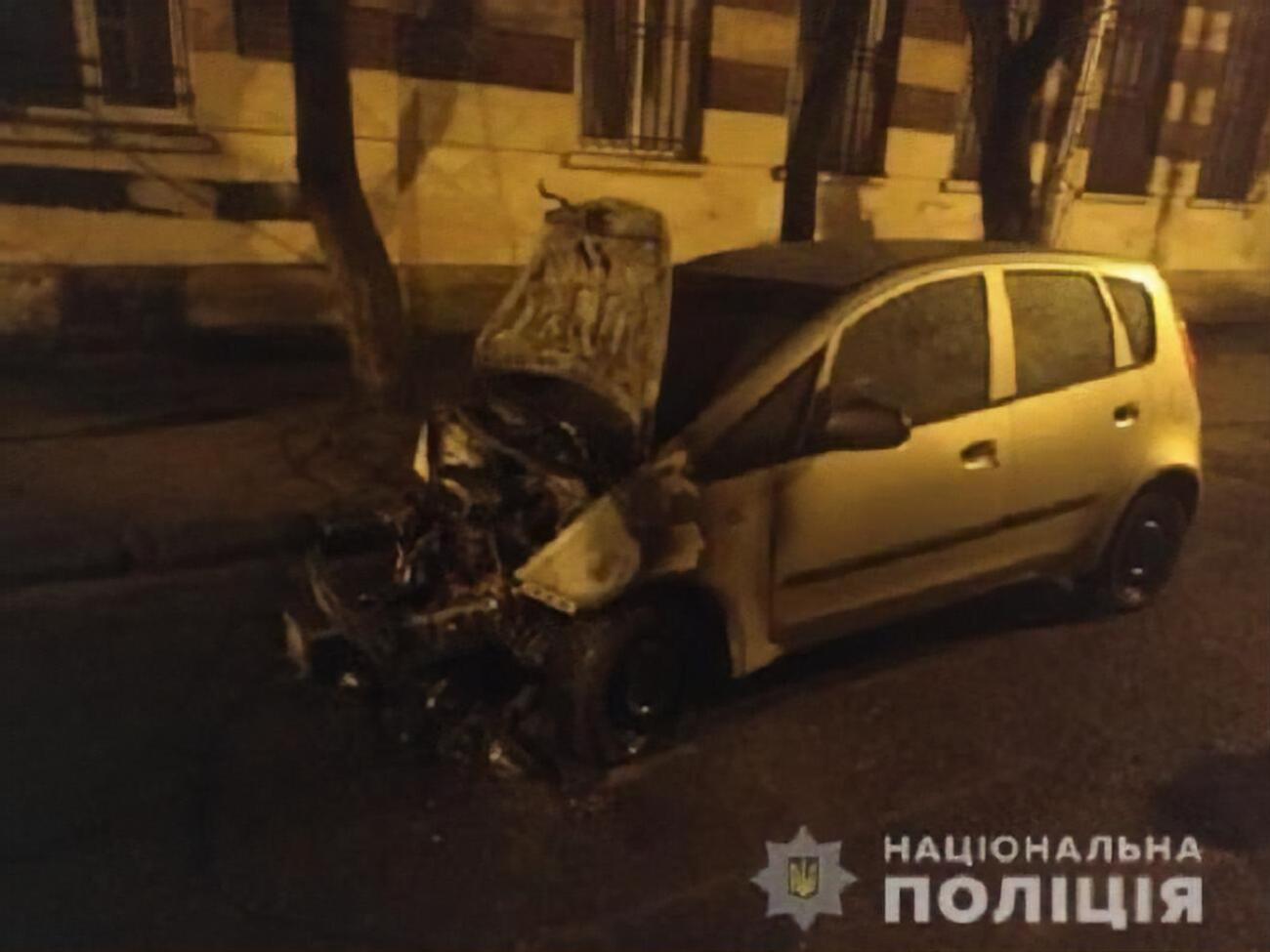 Передня частина автомобіля спалена