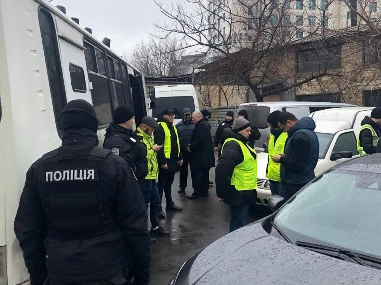 Документи перевіряли в супроводі поліції
