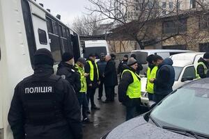Документи перевіряли в супроводі поліції