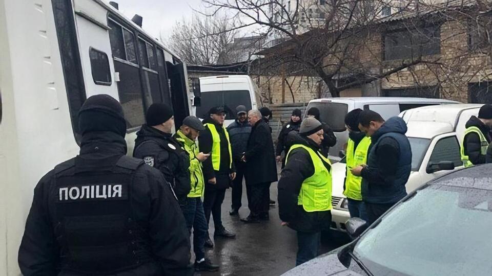 Документы проверяли в сопровождении полиции