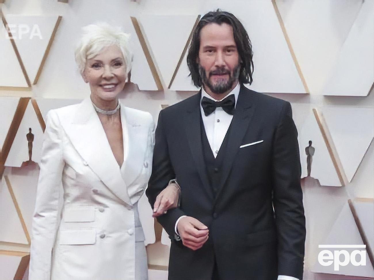 Мама Ривза шла с ним под руку