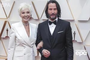 Мама Ривза шла с ним под руку