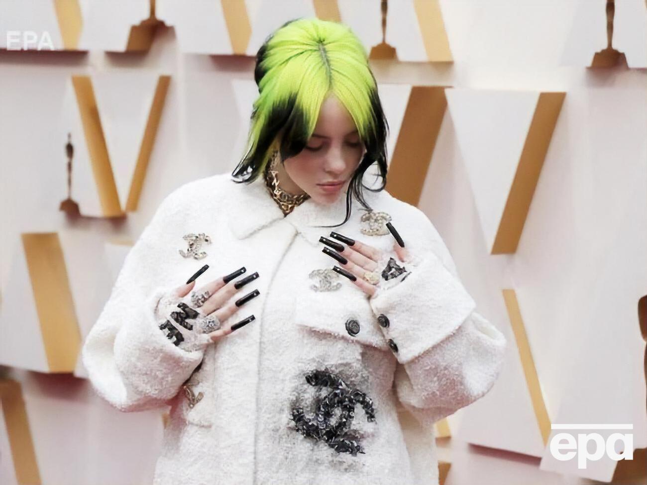 Билли Айлиш продемонстрировала свой эпатажный маникюр