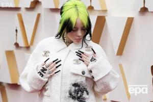 Билли Айлиш продемонстрировала свой эпатажный маникюр