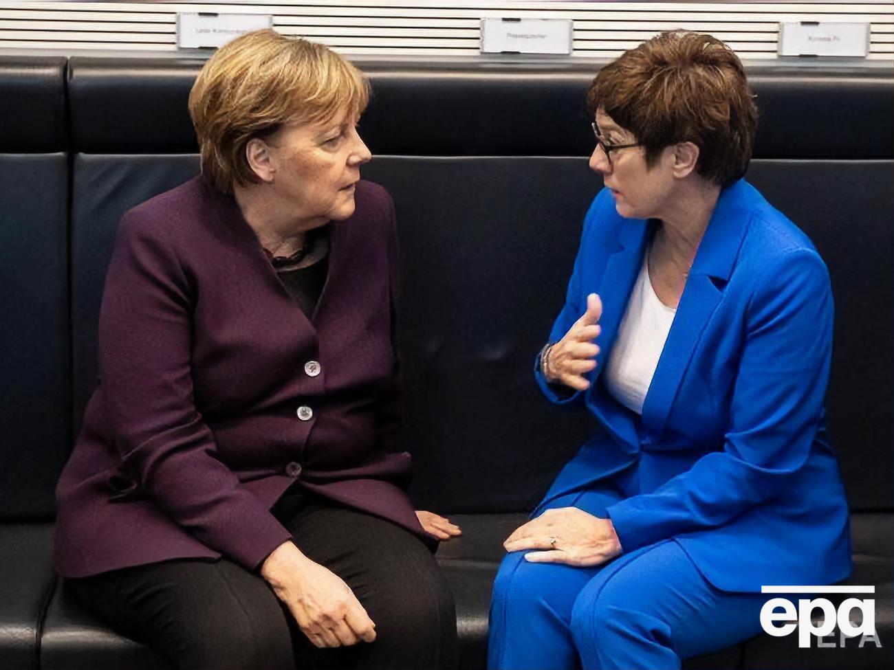 Крамп-Карренбауер змінила Меркель на посаді голови ХДС у грудні 2018 року