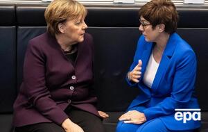 Крамп-Карренбауер змінила Меркель на посаді голови ХДС у грудні 2018 року