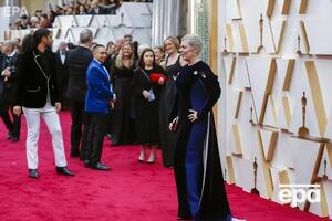 Британский дизайнер Стелла Маккартни выбрала для титулованной Оливии Колман платье со сложным дизайном