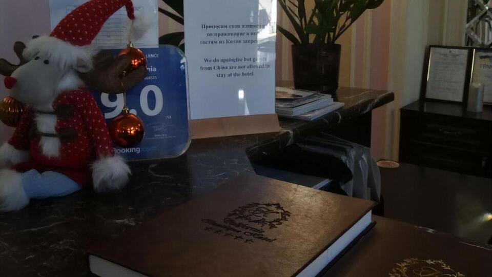 В Одессе отель разместил на стойке регистрации объявление о том, что гостей из Китая не принимают