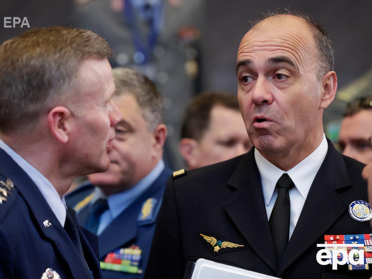 Генерал НАТО Андре Ланата (праворуч) заявив, що ймовірний супутник-шпигун РФ становить загрозу для союзників Альянсу