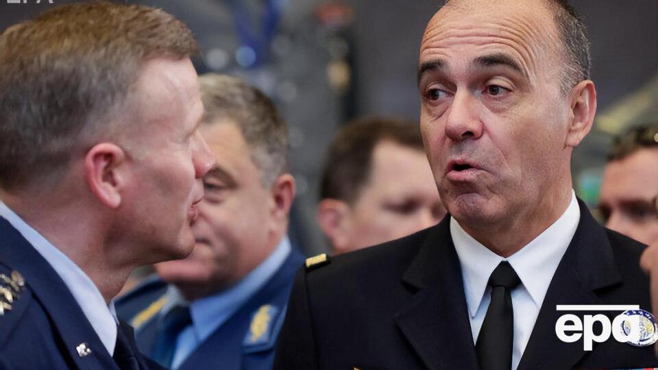 Генерал НАТО Андре Ланата (праворуч) заявив, що ймовірний супутник-шпигун РФ становить загрозу для союзників Альянсу