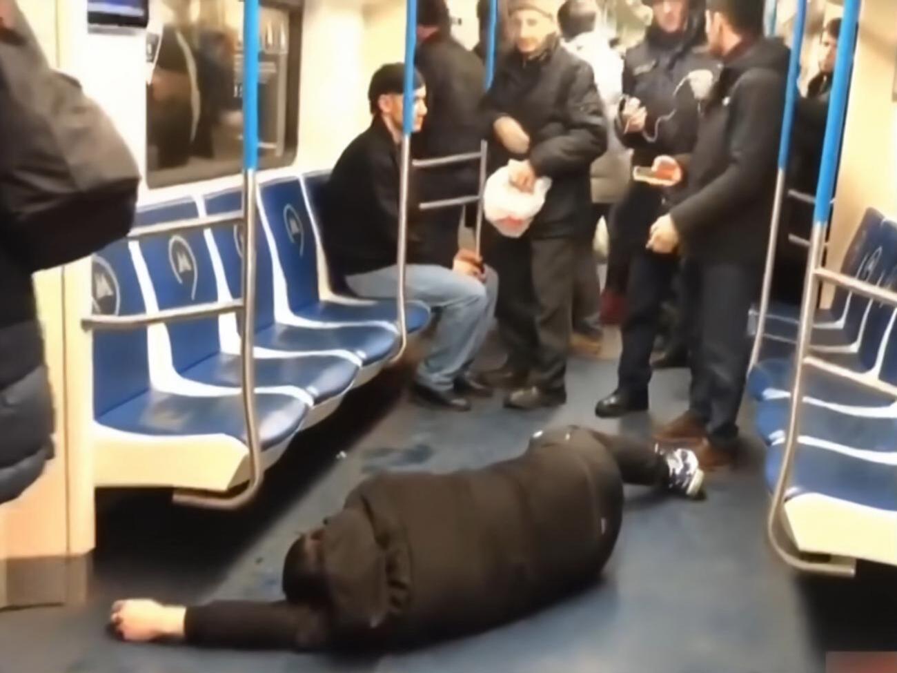 В Москве группа пранкеров имитировала приступ из-за коронавируса в метро