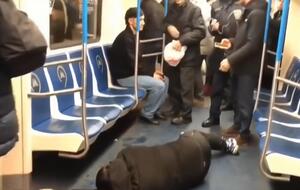 В Москве группа пранкеров имитировала приступ из-за коронавируса в метро
