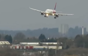 Літак сильно кренився під час заходження на приземлення