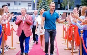 Автором идеи, меценатом, генеральным продюсером и владельцем торговой марки "Украинская песня года" выступает Михаил Поплавский (на фото слева)