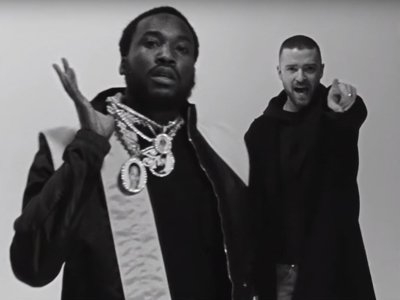 Meek Mill (на скриншоте слева) в кадре появляется с кулоном, в центре которого расположен портрет&nbsp;рэпера Nipsey Hussle