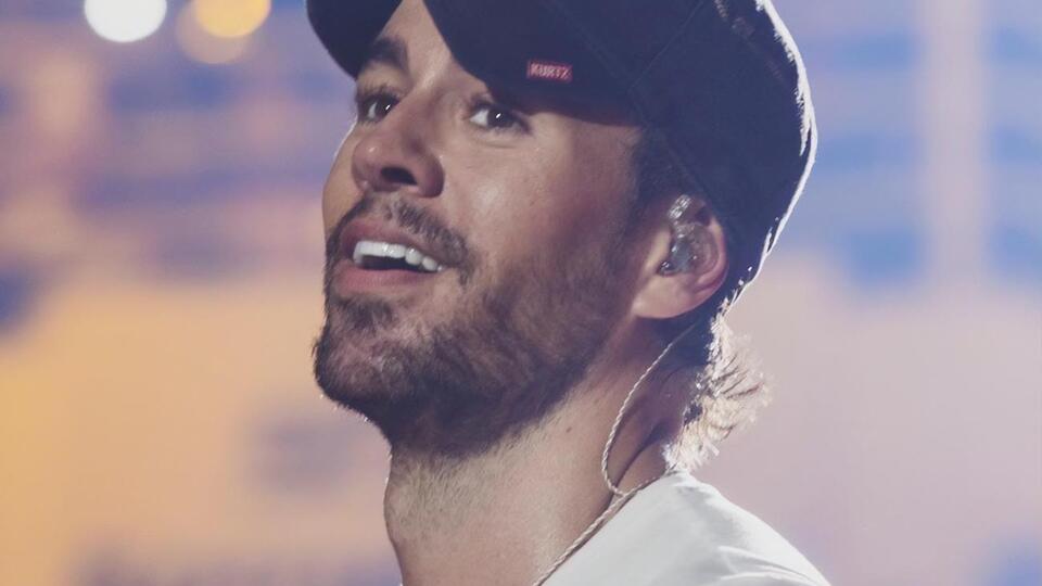 Иглесиас держит пол ребенка в тайне