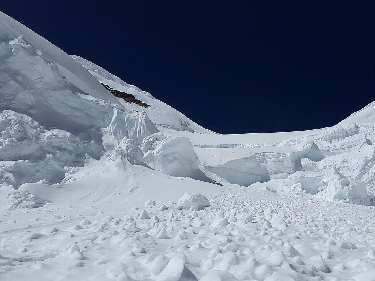 У районі вершини Тетнульді зійшло відразу дві лавини