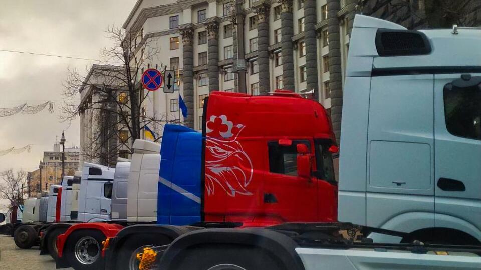 Далекобійники мітингують проти повторного зважування вантажівок